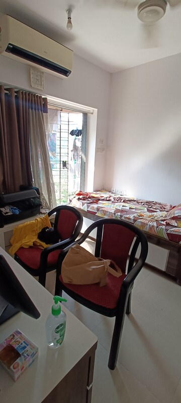 Master Bedroom in 3 BHK Apartment at Kalpataru Hills, Manpada – for Sale