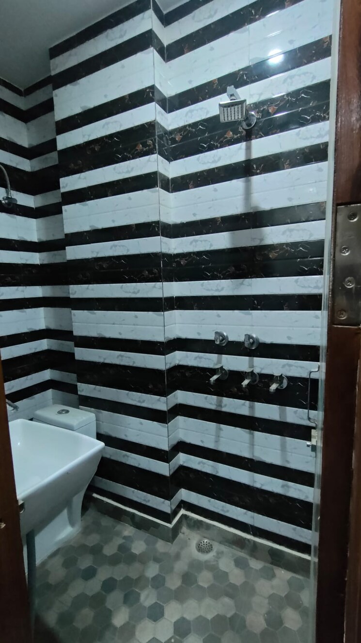 Bathroom, rohini sector 25 2 Bedroom 760 Sq.Ft. Builder Floor In Rohini Sector 25 Delhi 8113384