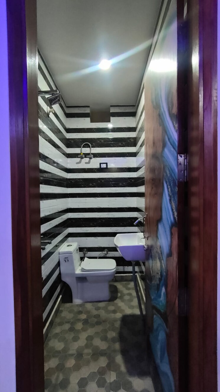 Bathroom, rohini sector 25 2 Bedroom 760 Sq.Ft. Builder Floor In Rohini Sector 25 Delhi 8113384
