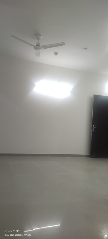 Room in 2.5 BHK Apartment at Sector 16c Greater Noida – for Sale