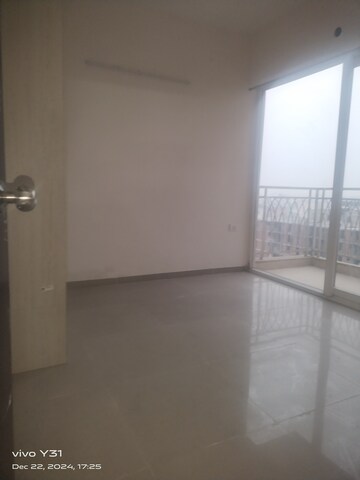 Room in 2.5 BHK Apartment at Sector 16c Greater Noida – for Sale