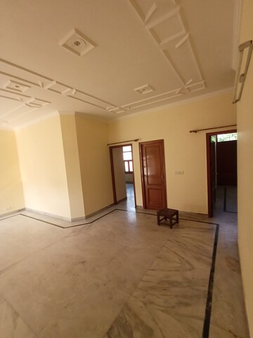 Room in 3 BHK Independent House at Sector 16 – for Rent