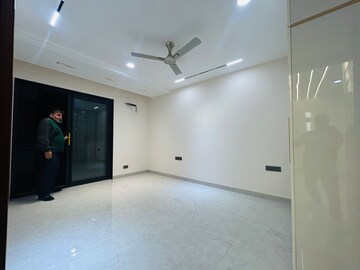Room in 3 BHK Builder Floor at Sector 23 – for Rent