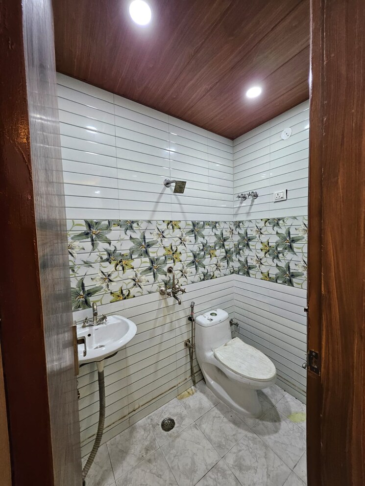 Bathroom, divya-kunj 2 Bedroom 1000 Sq.Ft. Builder Floor In Niti Khand Ghaziabad 8113457