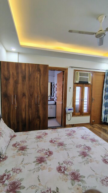 Bedroom in 3 BHK Builder Floor at Sector 38 – for Rent