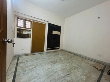 Room in 3 BHK Builder Floor at Palam Vihar – for Rent