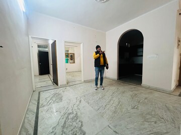Parking in 3 BHK Builder Floor at Palam Vihar – for Rent