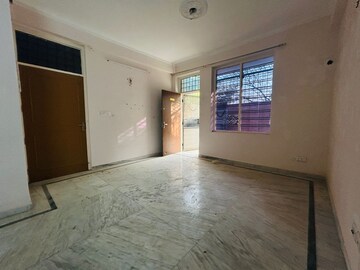 Room in 3 BHK Builder Floor at Palam Vihar – for Rent