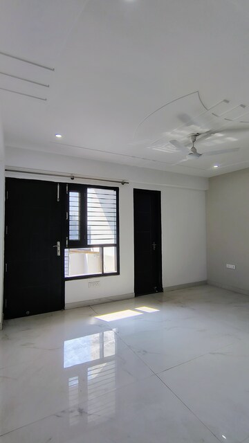 Room in 3 BHK Builder Floor at M3M Atrium, Sector 57 – for Rent