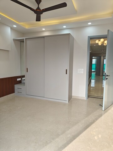Building Lobby in 4 BHK Builder Floor at Ansal Sushant Lok I, Sector 43 – for Sale