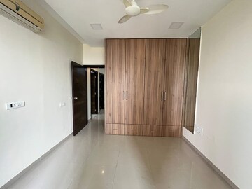 Room in 2.5 BHK Apartment at Oberoi Realty Woods, Goregaon East – for Rent