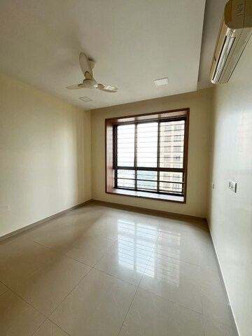 Room in 2.5 BHK Apartment at Oberoi Realty Woods, Goregaon East – for Rent