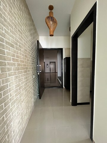 Room in 2.5 BHK Apartment at Oberoi Realty Woods, Goregaon East – for Rent