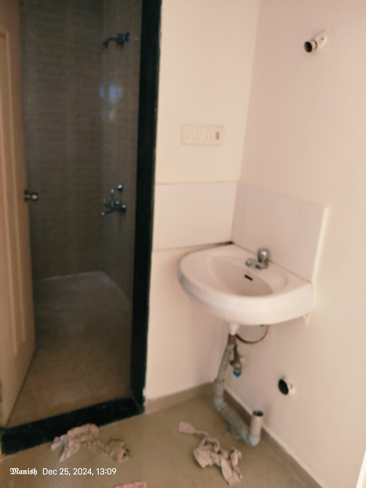 Bathroom, varanasi-society 1 Bedroom 605 Sq.Ft. Apartment In Warje Pune 8113897