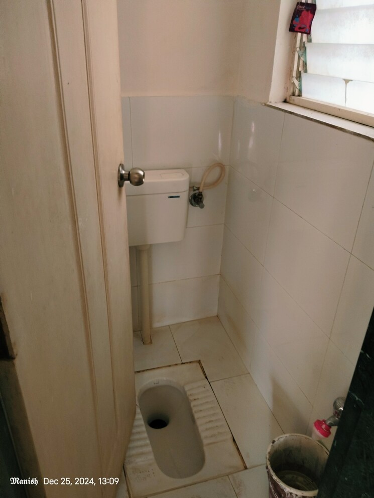 Bathroom, varanasi-society 1 Bedroom 605 Sq.Ft. Apartment In Warje Pune 8113897