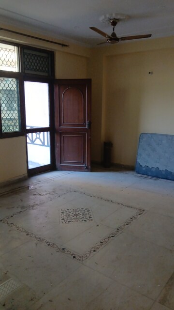 Furnished Amenities in 3 BHK Apartment at Mea Apartments, Sector 62 – for Rent