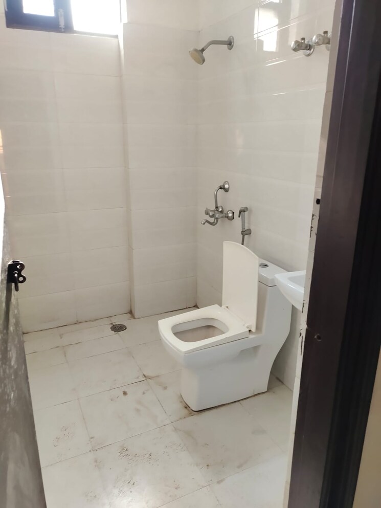Bathroom, palam-vihar-residents-association 5 Bedroom 1400 Sq.Ft. Independent House In Palam Vihar Gurgaon 8113754