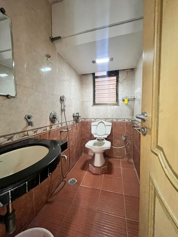 Bathroom, juhu 2 Bedroom 900 Sq.Ft. Apartment In Juhu Mumbai 8113859