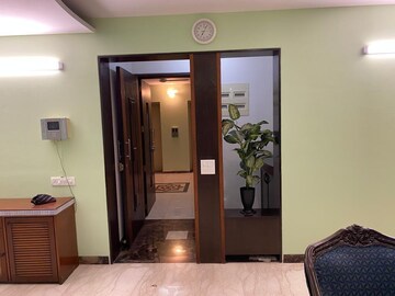 Room in 3 BHK Apartment at Shivtirth CHS Bandra, Bandra East – for Rent