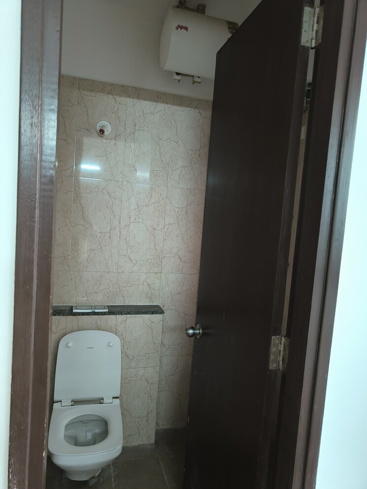 Bathroom, sheth-auris-serenity-tower-3 3 Bedroom 1750 Sq.Ft. Apartment In Malad West Mumbai 8114023