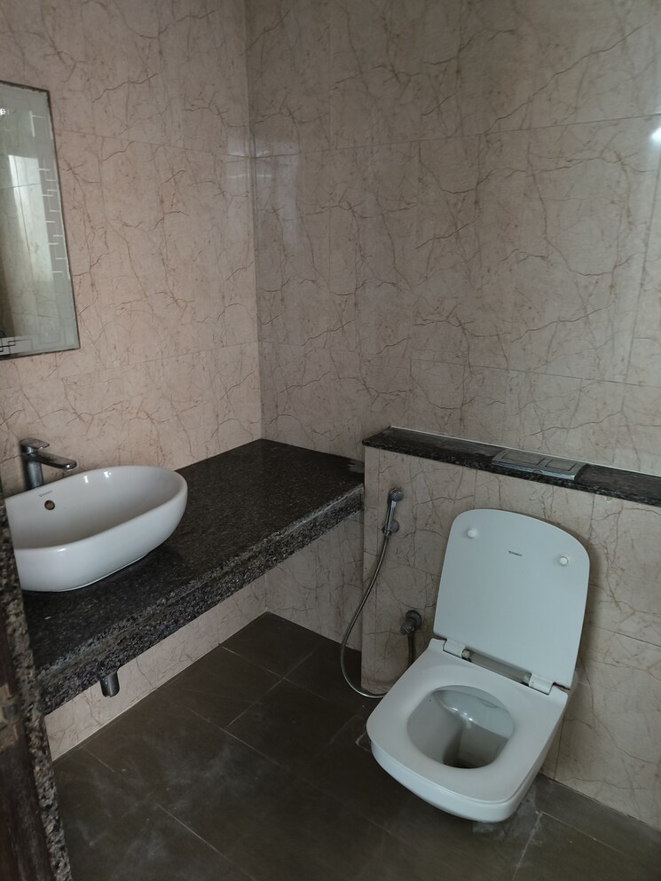 Bathroom, sheth-auris-serenity-tower-3 3 Bedroom 1750 Sq.Ft. Apartment In Malad West Mumbai 8114023