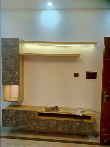 Furnished Amenities in 2 BHK Builder Floor at Laxmi Nagar – for Rent