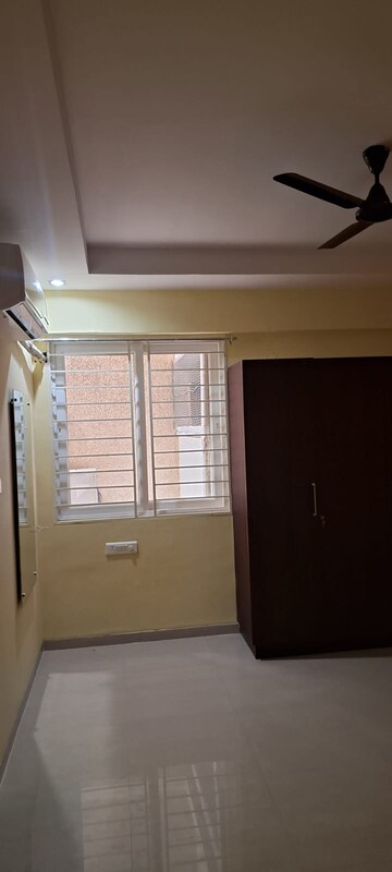 Room in 4 BHK Apartment at Niharika Signature, Gachibowli – for Rent