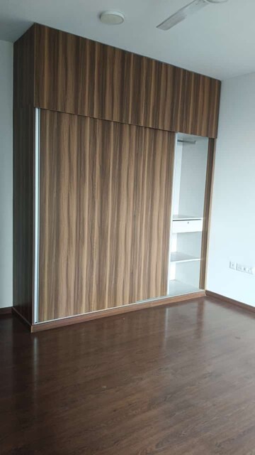 Room in 4 BHK Apartment at Tata Primanti-Tower Residences, Sector 72 – for Rent