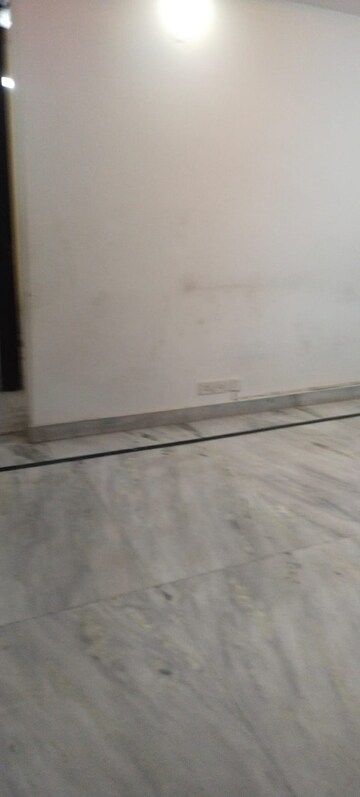 Room in 3.5 BHK Builder Floor at Govindpuri – for Rent