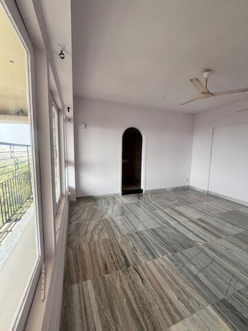Room in 2 BHK Apartment at Andheri West – for Rent