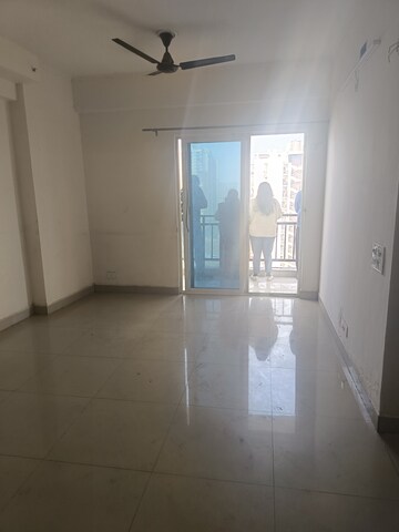 Room in 3 BHK Apartment at Amrapali Silicon City, Sector 76 – for Rent