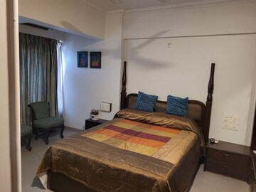 Bedroom in 3 BHK Apartment at Andheri West – for Rent