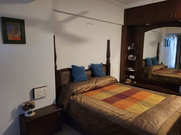 Bedroom in 3 BHK Apartment at Andheri West – for Rent