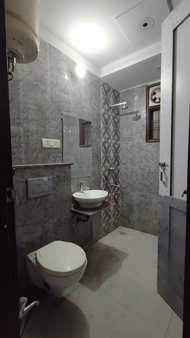 Bathroom, chattarpur 3 Bedroom 1350 Sq.Ft. Builder Floor In Chattarpur Delhi 8115147