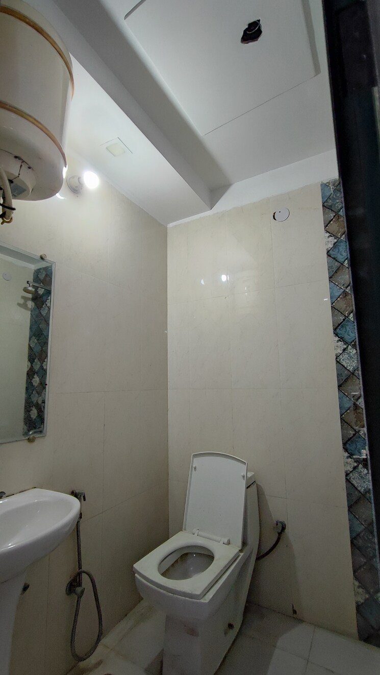 Bathroom, chattarpur 3 Bedroom 1350 Sq.Ft. Builder Floor In Chattarpur Delhi 8115147
