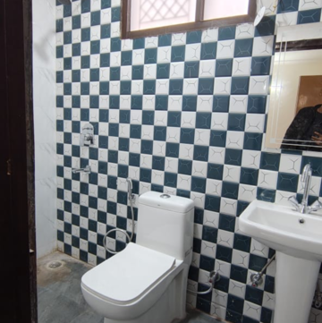 Bathroom in 1.5 BHK Builder Floor at Malviya Nagar – for Rent