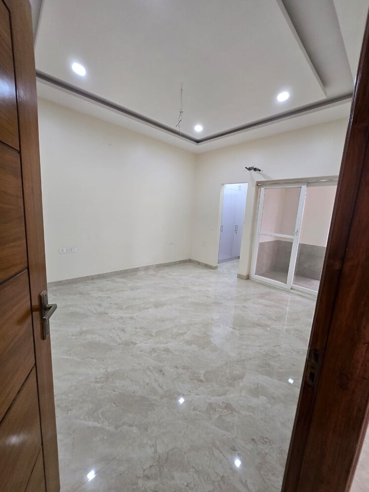 Room, sector 88 3 Bedroom 250 Sq.Yd. Builder Floor In Sector 88 Faridabad 8115231