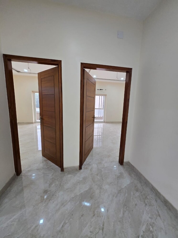 Room, sector 88 3 Bedroom 250 Sq.Yd. Builder Floor In Sector 88 Faridabad 8115231