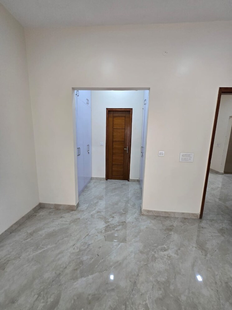 Room, sector 88 3 Bedroom 250 Sq.Yd. Builder Floor In Sector 88 Faridabad 8115231