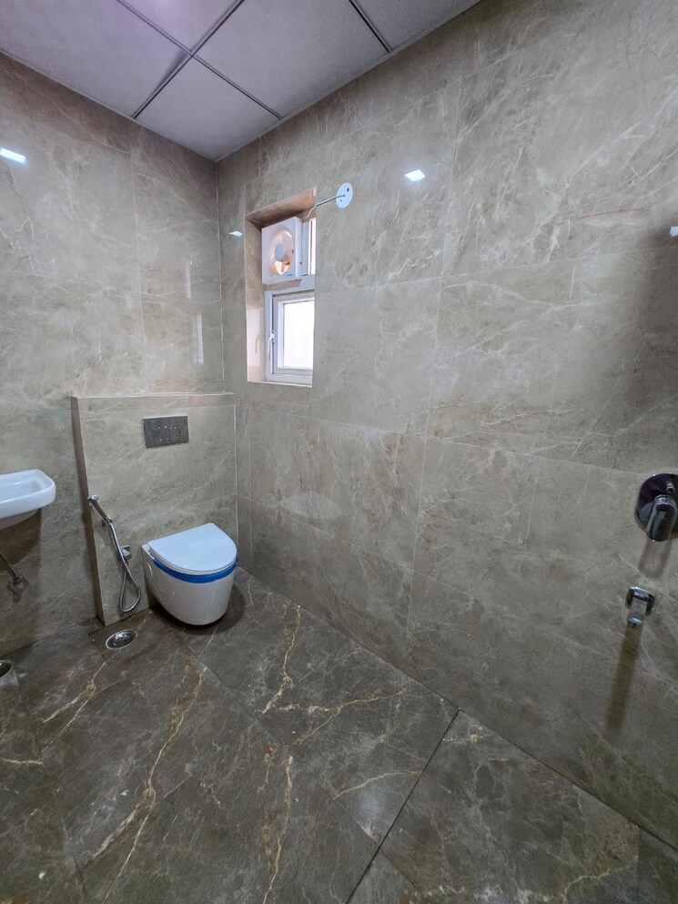Bathroom, sector 88 3 Bedroom 250 Sq.Yd. Builder Floor In Sector 88 Faridabad 8115231