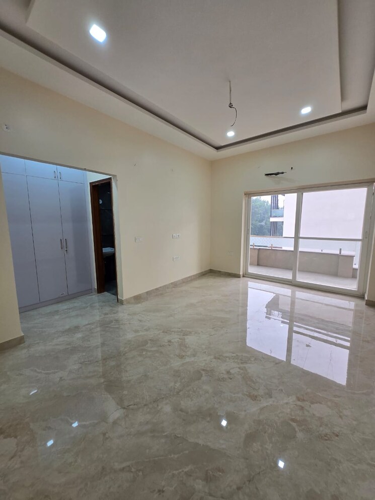 Room, sector 88 3 Bedroom 250 Sq.Yd. Builder Floor In Sector 88 Faridabad 8115231