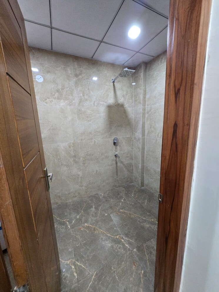 Bathroom, sector 88 3 Bedroom 250 Sq.Yd. Builder Floor In Sector 88 Faridabad 8115231