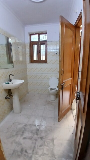 Bathroom in 6+ BHK Villa at Sector 48 – for Rent