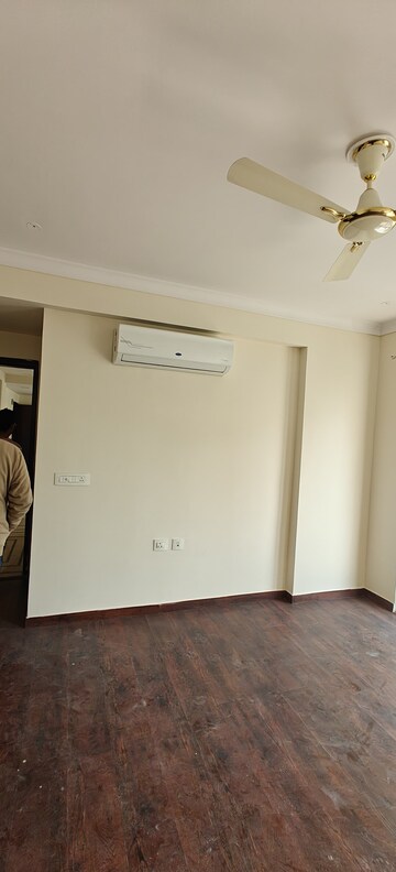 Room in 4 BHK Apartment at Vinayak Elenza Manyawas, Mangyawas – for Rent