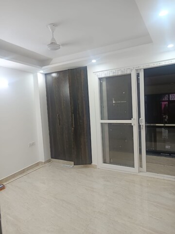 Room in 2 BHK Builder Floor at Paryavaran Complex – for Rent