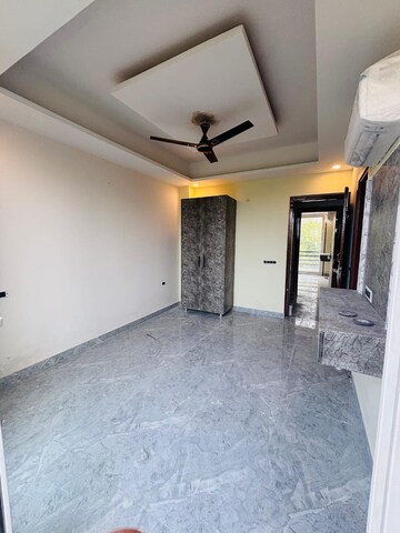 Room in 3 BHK Builder Floor at Sector 46 – for Rent