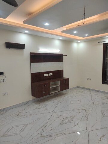 Room in 4 BHK Builder Floor at Sector 45 – for Rent