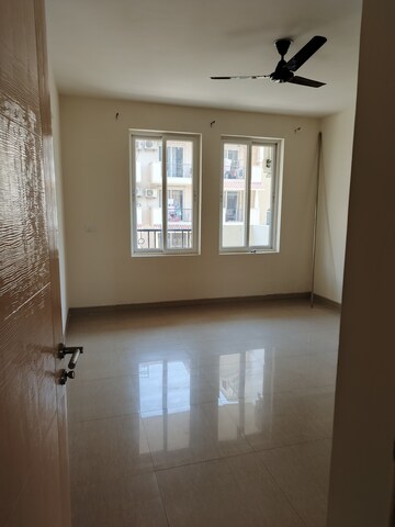 Room in 3 BHK Apartment at Emaar Emerald Floors Premier, Sector 65 – for Rent