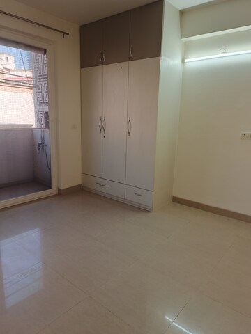 Room in 3 BHK Apartment at Emaar Emerald Floors Premier, Sector 65 – for Rent