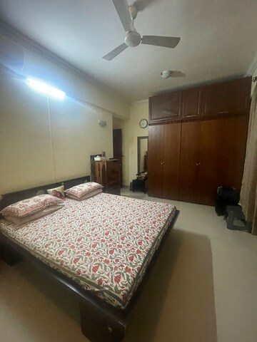 Bedroom in 3.5 BHK Apartment at Chembur – for Rent